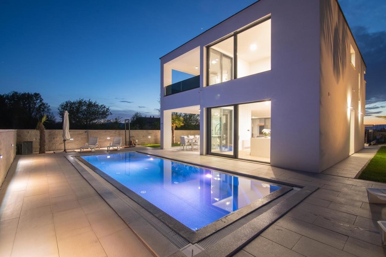 Luxury Villa Weiss - Malinska - Heated Pool - Central Floor Heating In Winter Dış mekan fotoğraf